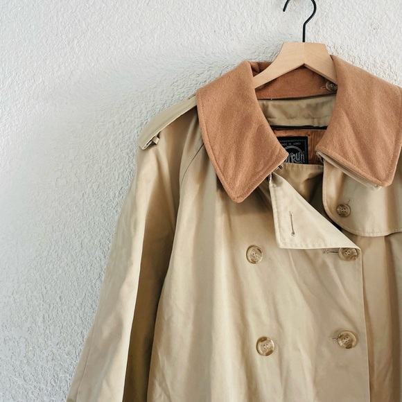 1970s Vintage Trench Coat with Fox Run Lining - Picture 3 of 16